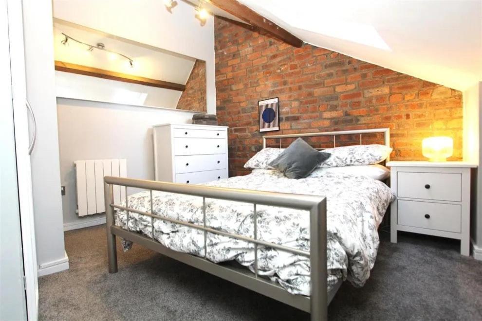 Large New-York Style Apartment In City Centre リーズ エクステリア 写真