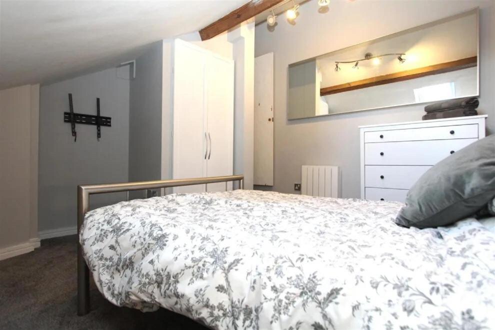 Large New-York Style Apartment In City Centre リーズ エクステリア 写真